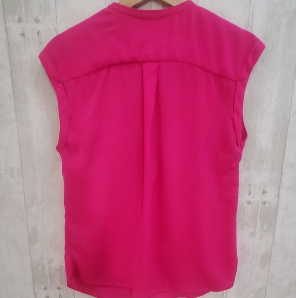 💚5/$25 Dynamite Bright Fushcia Pink Zip Up Short Sleeve Blouse Size XS - Picture 3 of 4
